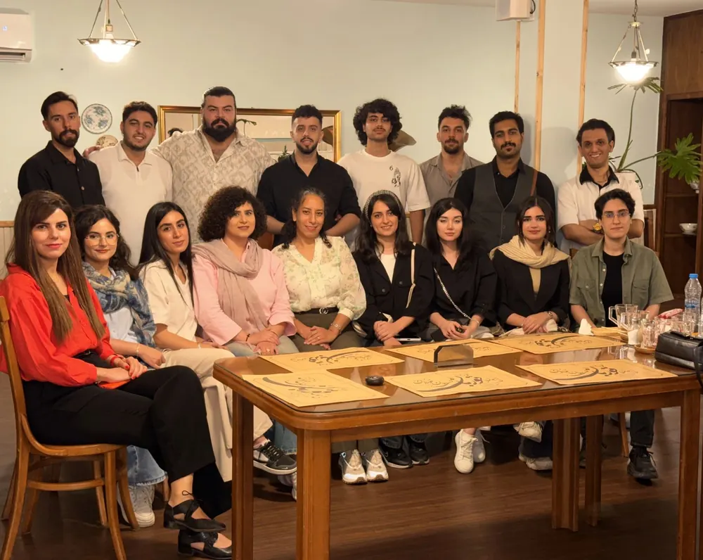 دور میز چوبی