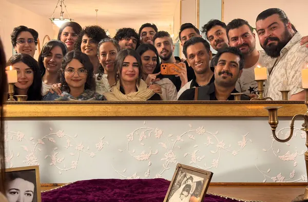 سلفی کنار آینه‌ی قدی