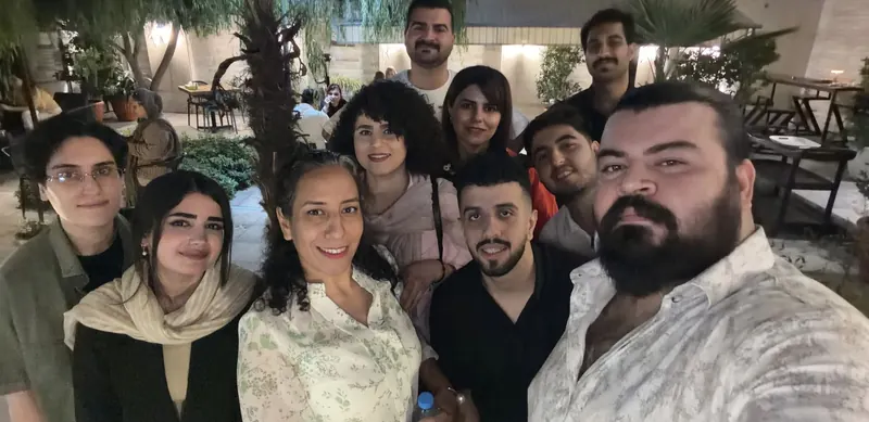 سلفی شبانه در باغ
